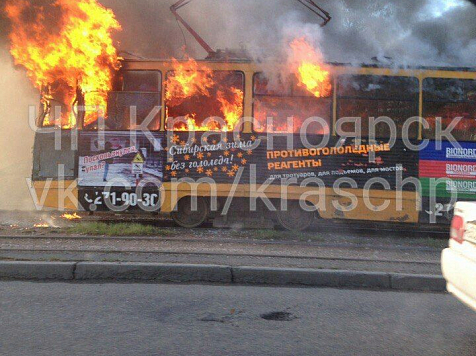У Предмостной внезапно вспыхнул трамвай с пассажирами. Фото: «ЧП Красноярск» с vk.com