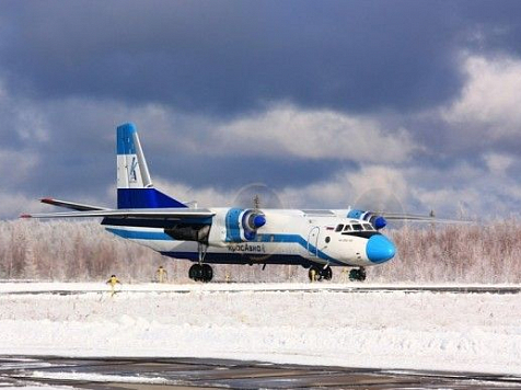 Пассажирский Ан-24 вкатился в сугроб после посадки на севере края. Фото: ak-krasavia.ru