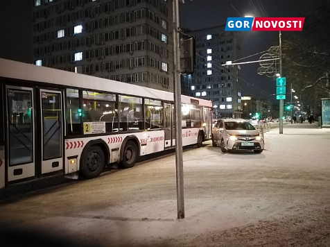 В Красноярске на пересечении улиц Ленина и Обороны столкнулись автобус и легковушка. Фото: Gornovosti