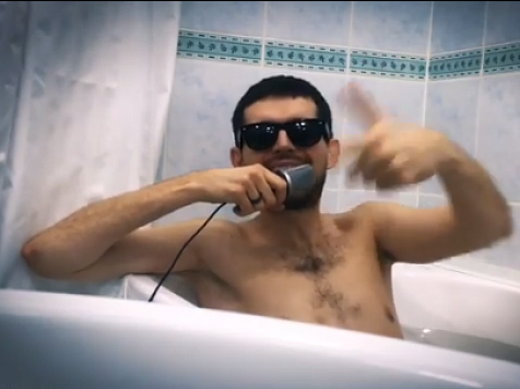 Noize MC в ванне красноярского отеля зачитал тарабарский рэп. Скрин из Инстаграма Noize MC 