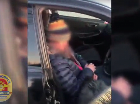 На Татышеве женщина застала угонщика в своем авто. Тот ограбил ее (видео). 24мвд.рф