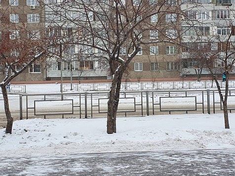 В Красноярске на улице Щорса появится порядка 80 новых парковочных места . Фото: «7 канал Красноярск»