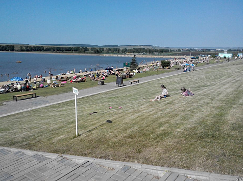 Первый разрешенный пляж в этом сезоне открыли на озере под Красноярском. Фото: Анатолий Савенков / saanvi.ru