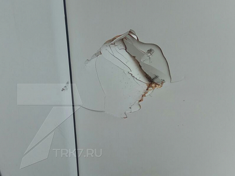 Вандалы пробили двери красноярского офиса Роскомнадзора (фото). фото: 7 канал