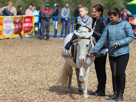 Семилетний мальчик с ДЦП выступил на конном турнире. Фото: vk.com/krasnoyarskrf