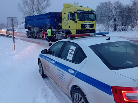 В Минусинске ограничили проезд по федеральной трассе из-за снега. Фото: ГИБДД