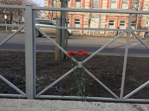 Мэр Еремин поручил снести бесполезные оградки на тротуарах. Фото: Леся Никитина / «7 канал»