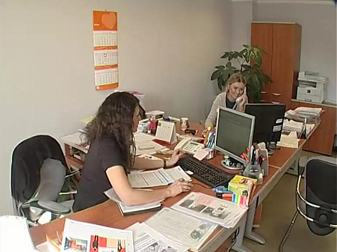 Больше половины красноярцев сталкиваются с нелепыми запретами на работе. Вот с такими, например. Кадр: архив «7 канала»