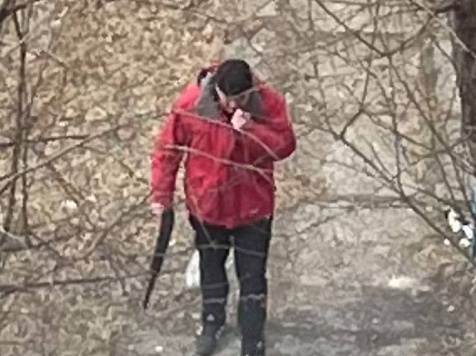 Возле Предмостной заметили мужчину, который гуляет с предметом, напоминающим оружие. Фото: «7 канал Красноярск»