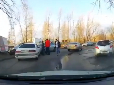 Три авто не разошлись на повороте и практически закупорили Ярыгинский проезд этим вечером (видео). Видео: instagram.com/chpkras