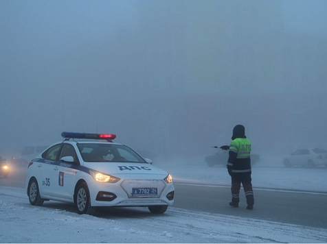 ГИБДД: применяемый в Красноярске противогололедный реагент образует на дороге невидимый водителям лед. Фото: ГИБДД