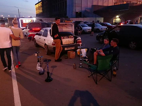 Кальяны и припаркованные авто на набережной в очередной раз вызвали возмущение горожан (фото). фото: Дмитрий Мотора