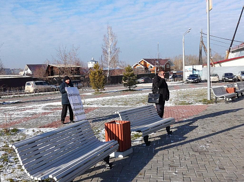 Обманутый дольщик устроил пикет возле съезда депутатов в СФУ (фото). Фото: Иван Демиденко