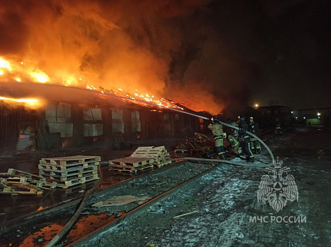 В Красноярске локализовали пожар на улице Ломоносова. Фото: ГУ МЧС по Красноярскому краю 