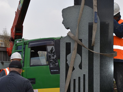 Памятник жертвам концлагерей установили напротив «Красмаша». Фото: Стэлла Немировец / пресс-служба администрации Советского района