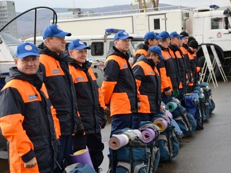 Мужчина неудачно залез в подвал и застрял головой в решётке: пришлось вызывать спасателей. Фото: spas24.ru