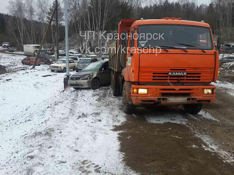 Шесть авто попали под колеса КамАЗа на парковке в Ветлужанке					     title=