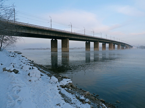В Красноярске 26 февраля запретят парковку и остановку транспорта на Октябрьском мосту на весь день. Фото: Google карты
