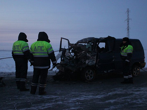Два человека погибли в столкновении фуры и микроавтобуса с детьми под Норильском. Фото: ГУ МВД по Красноярскому краю