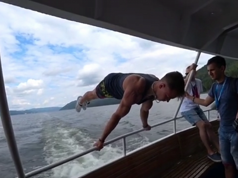 Молодой атлет покорил соцсети трюками на яхте в Красноярском море (видео). Кадр и видео: @muromov1 / instagram.com