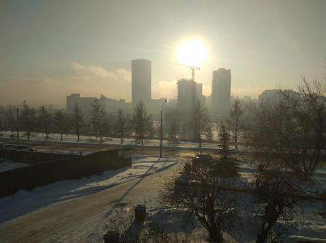 С приходом морозов над Красноярском зависла странная молочная дымка. Фото: Викентий Чекушин
