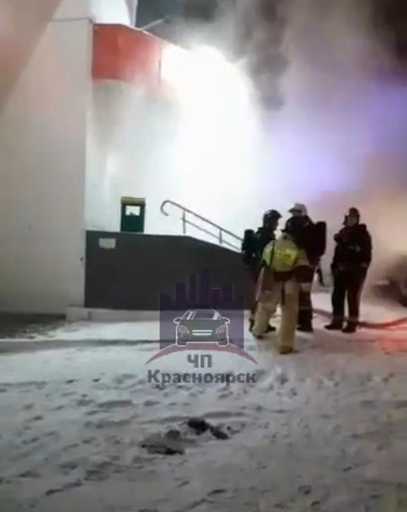 В Красноярске эвакуировали 36 человек из-за возгорания подвала магазина на Октябрьской