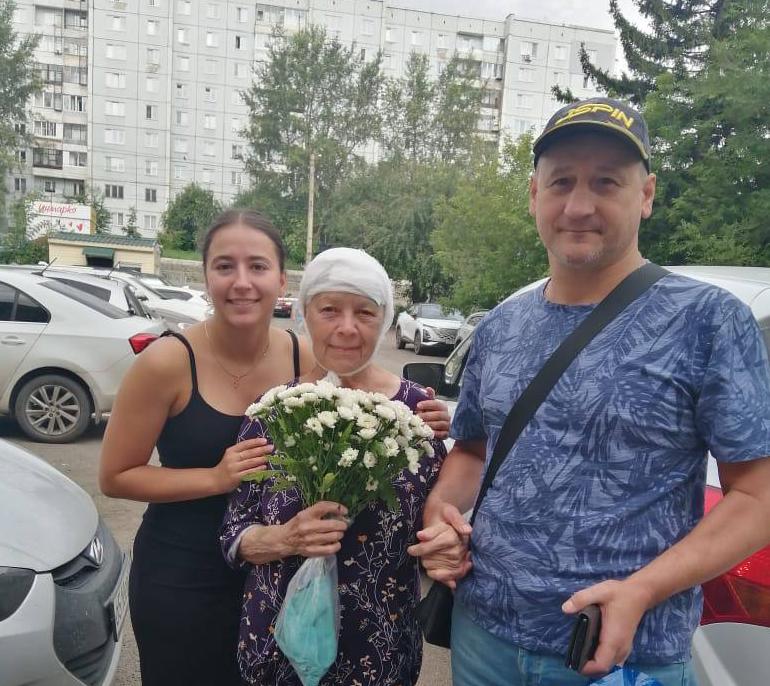 В Красноярске из больницы выписали пострадавшую от падения куска балкона пенсионерку