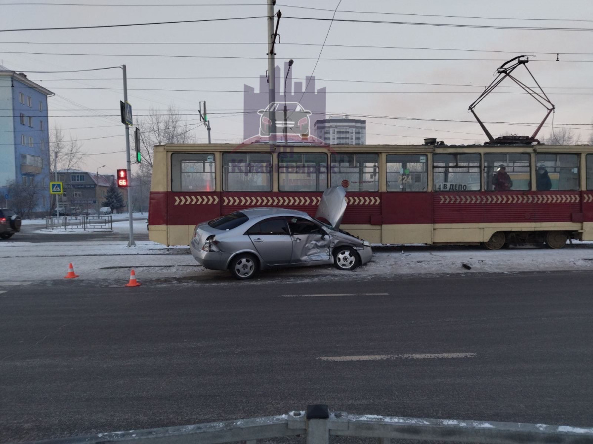 В Красноярске столкнулись трамвай, иномарка и автобус 