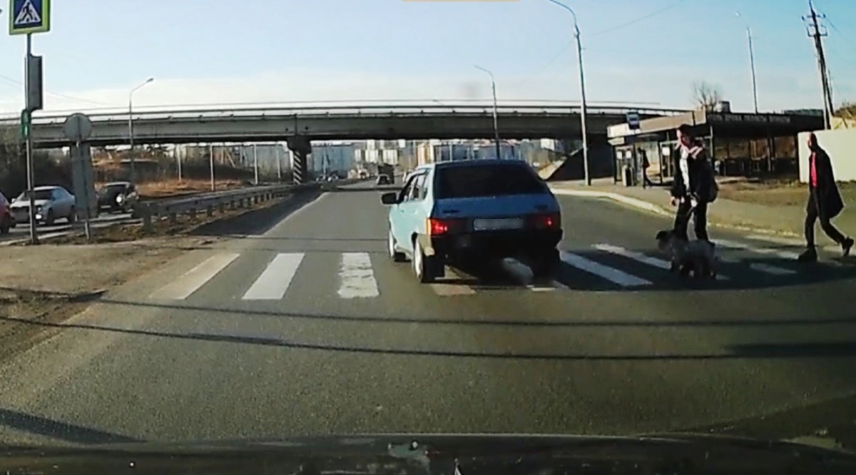 В Красноярске водитель «девятки» проехал на красный и чуть не сбил пешеходов