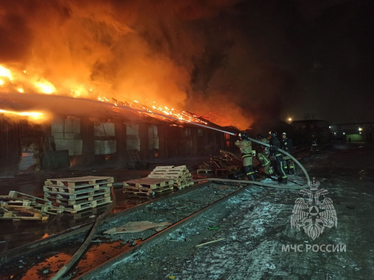 В Красноярске локализовали пожар на улице Ломоносова