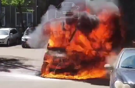 Машина взорвалась напротив красноярской поликлиники: видео