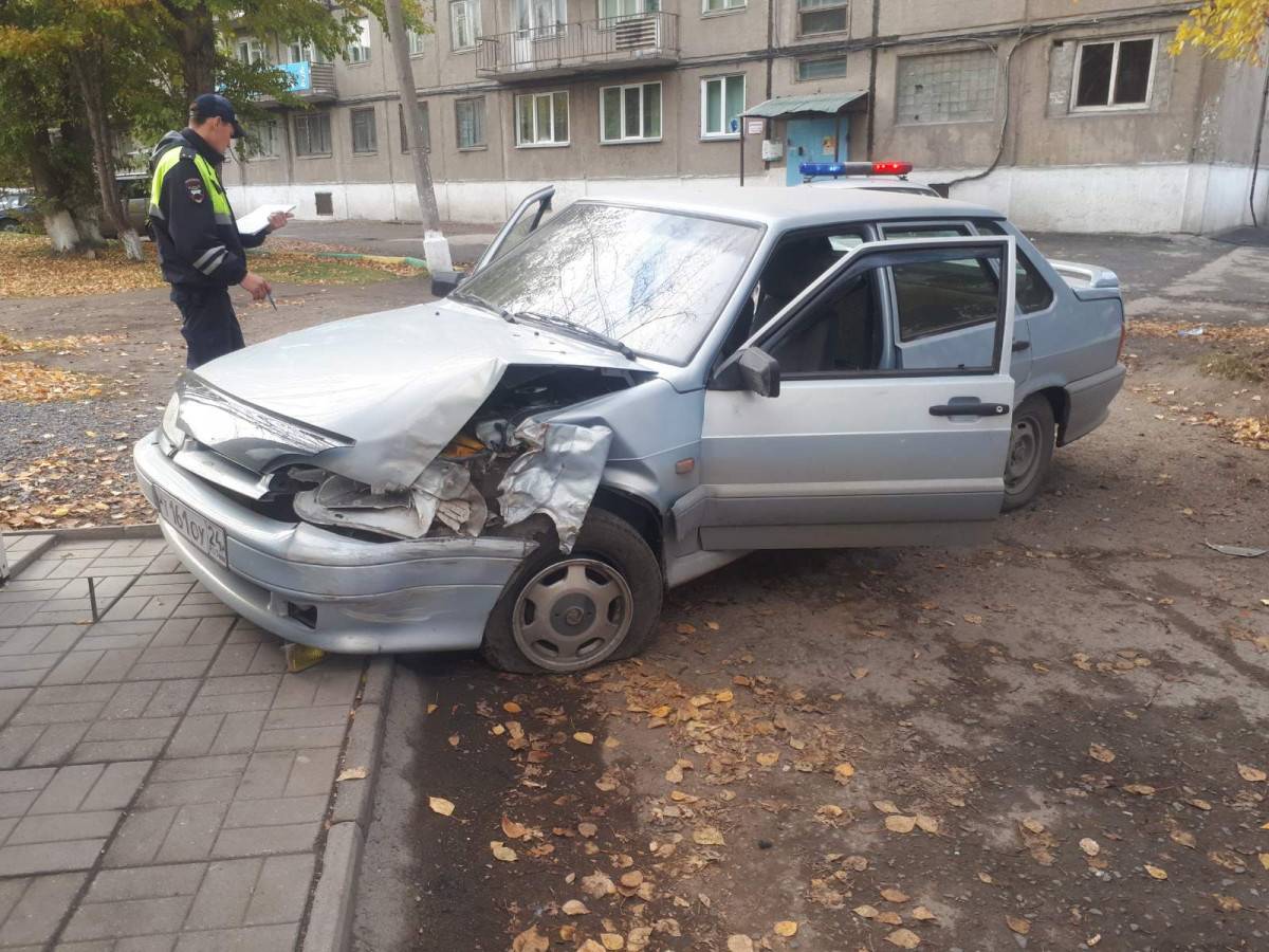 В Ачинске подростки угнали автомобиль и врезались в дерево, скрываясь от  полиции — Новости Красноярска на 7 канале