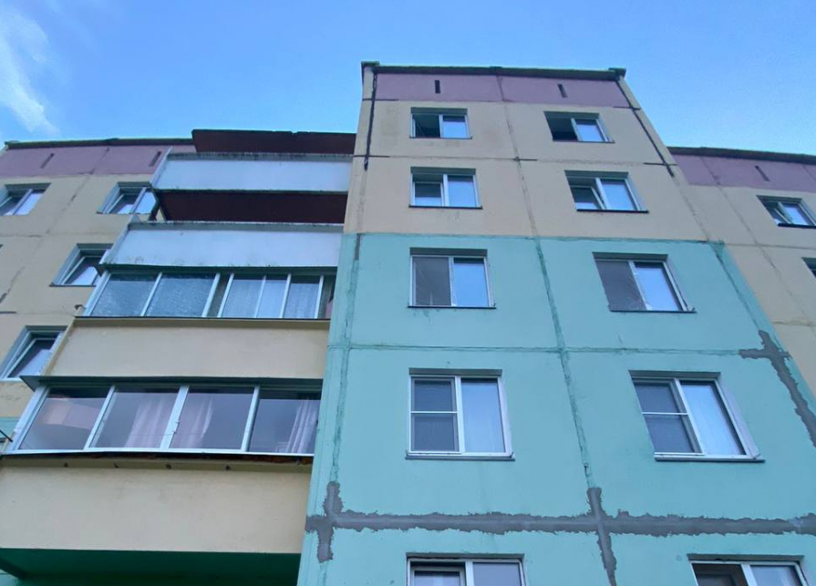 В Красноярском крае двухлетний ребёнок выпал из окна пятого этажа