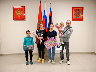 Семья из Украины получила в Красноярске вид на жительство в РФ. Фото: МВД