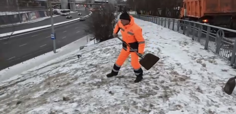 В Железнодорожном районе Красноярска засыпали горку с выходом на дорогу