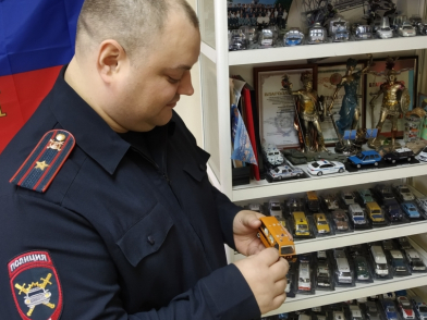 Коллекцию из 100 патрульных машин собрал полицейский в Красноярском крае. Фото: МВД