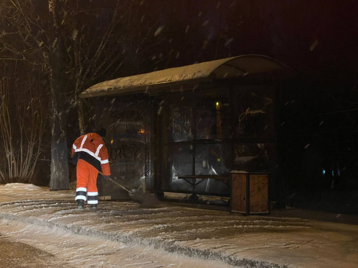 В Красноярске впервые на уборку наледи с пешеходных тротуаров вывели 50 рабочих в ночную смену