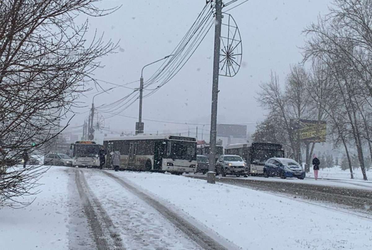 В Красноярске из-за сильного снегопада часть автобусов перестала доезжать до конечных остановок