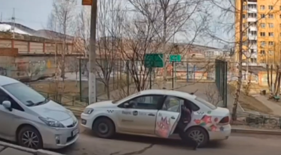 В Красноярске 9-летняя девочка получила травмы из-за рано надавившего на газ таксиста