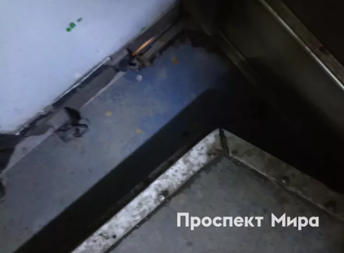В Красноярске кондуктор 85 маршрута не приняла монеты у пассажирки и выбросила их из автобуса