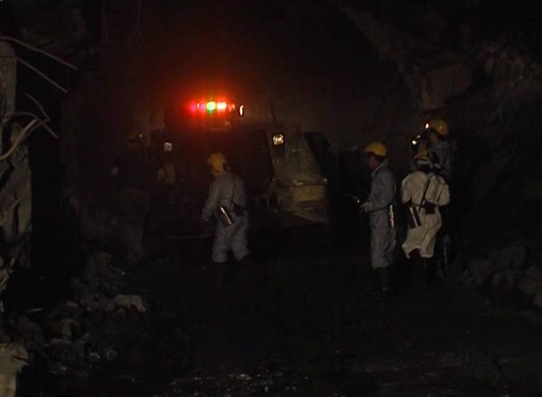 Караганда шахта кузембаева. Шахтерская шахта. Шахтер угольной шахты. Шахта. Шахтер угольной шахты.