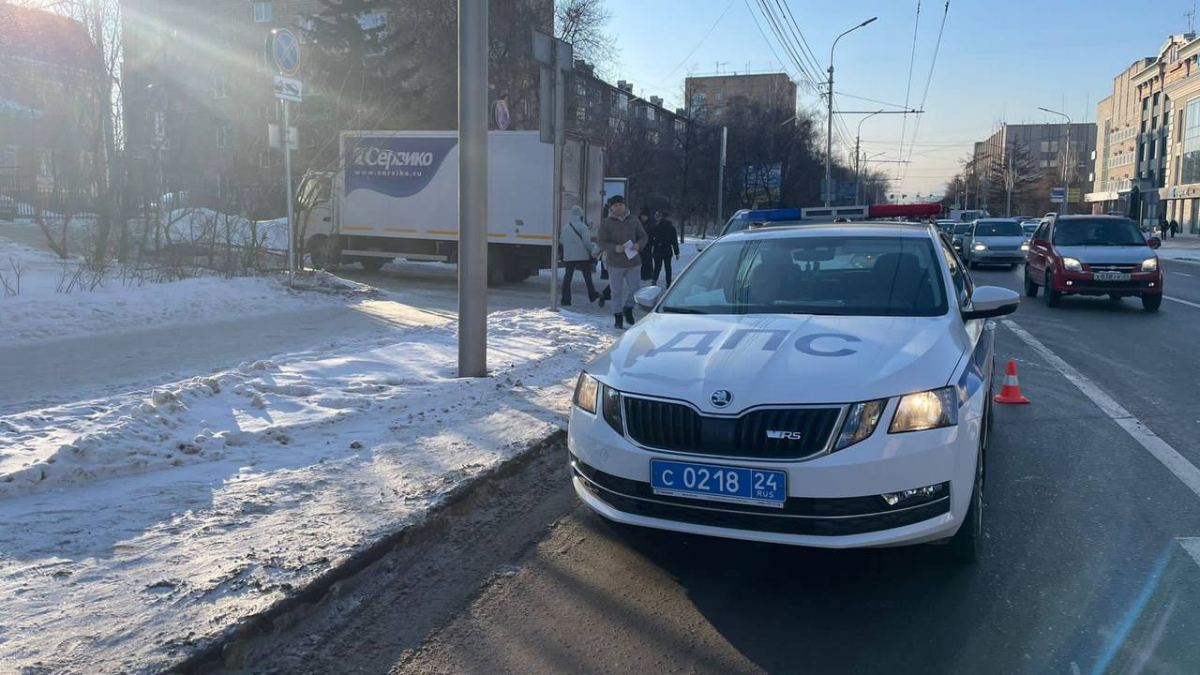 90-летний мужчина погиб после наезда грузовика в центре Красноярска