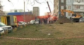 В Красноярске подросток упал в яму с кипятком