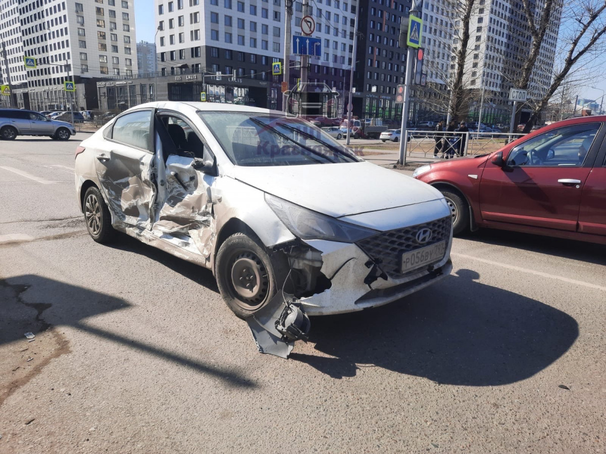 В Красноярске женщина вылетела в окно в результате аварии на Взлетке