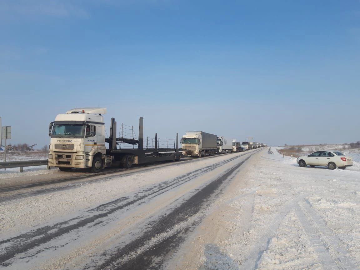 Участок федеральной трассы перекрыли под Красноярском из-за снегопада