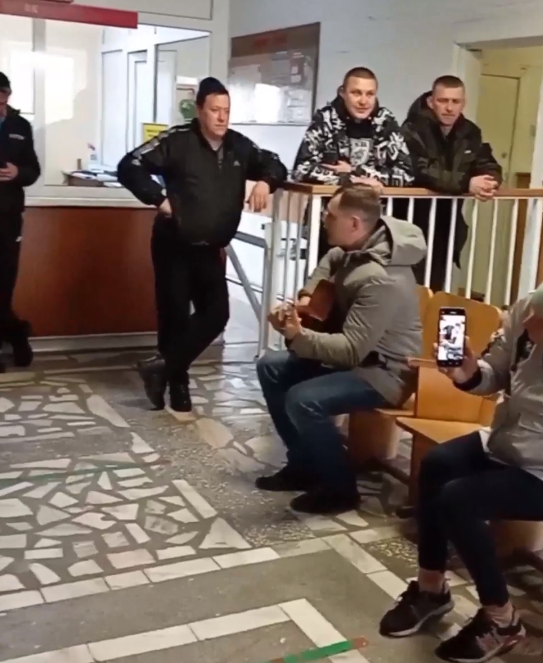 В военкомате Красноярска мужчина спел песню в поддержку мобилизованных одноклассников