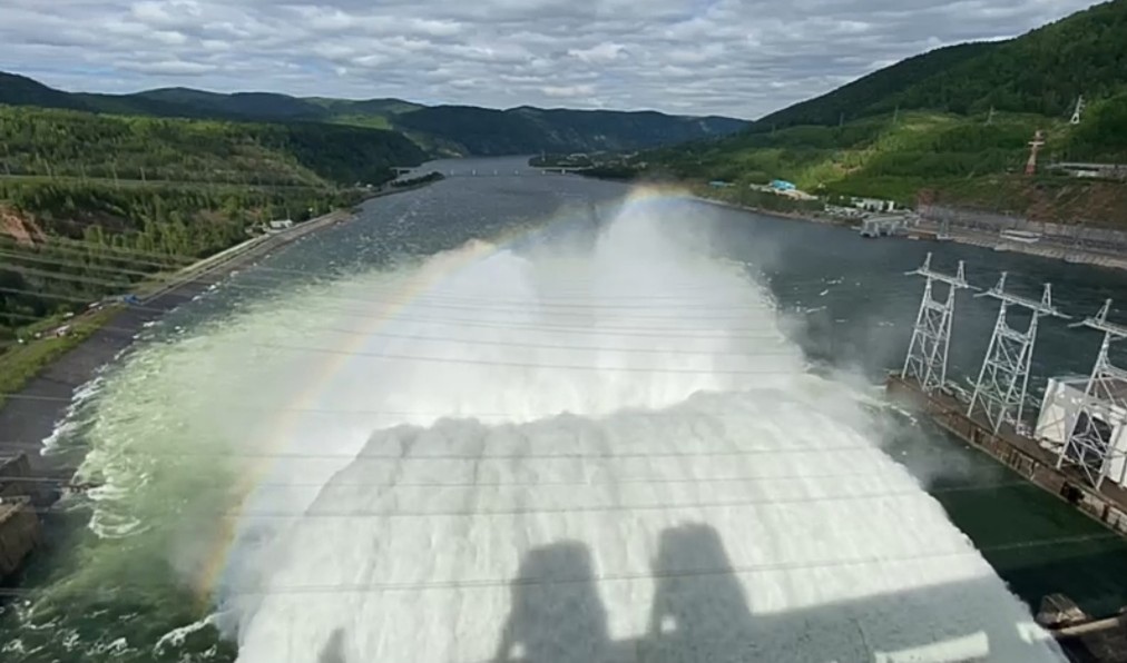 Гэс сбрасывает воду. Уровень воды в Красноярском ГЭС. Красноярская ГЭС ЧП. Канал на ГЭС В Енисее.