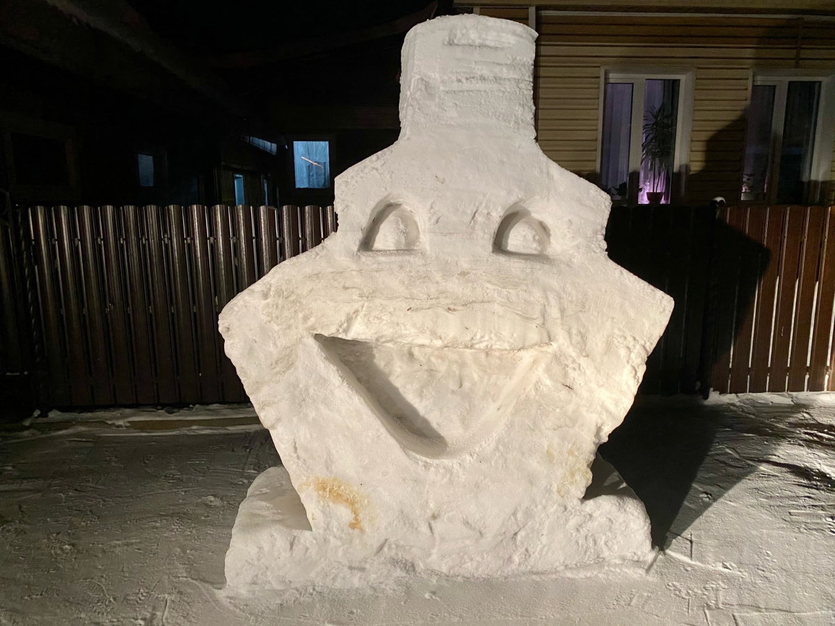 Житель Лесосибирска слепил забавную печку из снега