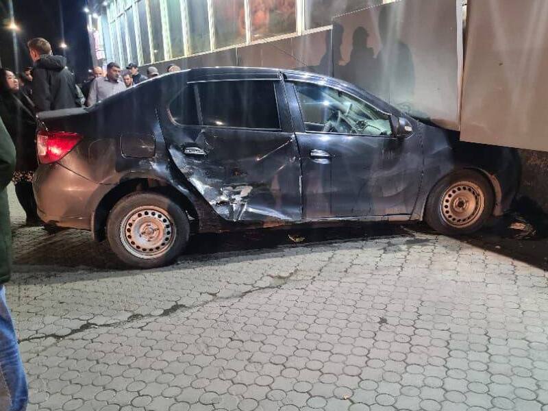 В Красноярском крае водитель снес две машины, сбил пешехода и влетел в здание