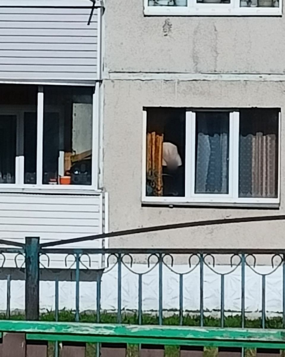 В Лесосибирске мужчина показывает гениталии в окне дома напротив детсада 18+ 